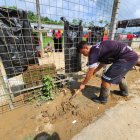 Por la fuerza del agua, en diferentes espacios quedó disperso el lodo.