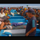 En la playa, familiares de las víctimas lloraron al ver los cuerpos.