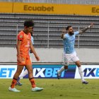 El zaguero Jhon Canchellor (d) marcó a fecha seguida para la Universidad Católica.