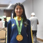 La marchista ecuatoriana Paula Torres con la medalla de oro que ganó en la maratón del Mundial por Equipos en Brasil.