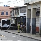 Bomberos inspeccionaron la estructura tras el colapso.