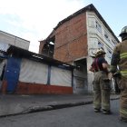 Autoridades inspeccionan la vivienda tras el colapso parcial de su estructura.