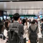 Pasajeros permanecieron varados en la estación de Sendai luego de que el sismo obligara a suspender el servicio del tren Shinkansen en el noreste de Japón.