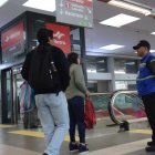 Los pasajeros tuvieron que tomar otros transportes por el cierre.