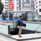 Los usuarios buscaron otro transporte para llegar a sus sitios de trabajo.