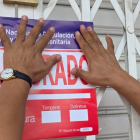 Imagen referencial. Funcionario colocando sello de clausura en un local comercial.