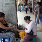 Dorcas atiende a sus clientas habituales en medio de la multitud de la Bahía.