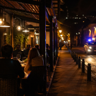 Toque de queda en Ecuador: recreación mediante IA de una escena nocturna en zona de restaurantes durante restricción de movilidad.