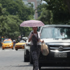 Niños, adultos mayores y trabajadores al sol son más vulnerables durante altas temperaturas por deshidratación.