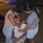 Ligia Vera (centro) pide encontrar a su hijo. “Él no andaba en cosas malas”, dijo.