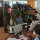 Fuerte presencia de Fiscalía, Policía y Fuerzas Armadas durante el allanamiento al GAD de Macará, en la provincia de Loja.