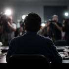 Recreación generada con inteligencia artificial de una escena vinculada a presión sobre medios de comunicación.