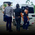 Familiares de las víctimas esperaban retirar los cuerpos en el exterior de la morgue de Quevedo.