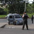 Auto particular resultó afectado tras colisión durante la huida de los implicados.