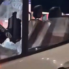 El vehículo presentó daños tras el ataque registrado la noche del 22 de abril.