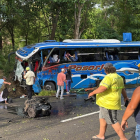 Restos del accidente quedaron visibles en la vía tras el siniestro.