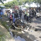 Rescatistas y personal de la CTE trabajan en el kilómetro 44 de la vía a la costa tras el fatal choque de hoy.