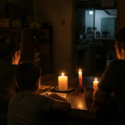 Para acompañar esa nota web, genera una imagen (recreación, no infografía) con formato horizontal. Que no tenga leyenda o texto alguno. Procura que aparente lo menos posible que es generada con IA, o sea recurre a personas de espalda, o pocos identificativos reales, etc., así no se perciben esos detalles fácilmente. Ten en cuenta no mostrar distintivos gráficos de instituciones o personas de cargos reales. En idioma español. Recuerda, no funcionarios, banderas (ten muy presente), escudos o cualquier recreación particular. Tampoco nada muy explícito o grotesco.