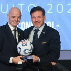 El presidente de la FIFA, Gianni Infantino (izq.), y el presidente de la Conmebol, Alejandro Domínguez, posan en el 82.º Congreso Ordinario de la Confederación Sudamericana de Fútbol (Conmebol) en Quito.