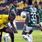 Jhonny Quiñónez (izq.), de buen presente en Barcelona SC.