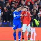 El jugador argentino del Benfica (c) cuando ocurrió la cuestionada acción contra Vinicius (i)