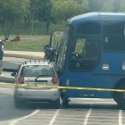 Un auto y un bus están involucrados en un aparatoso choque.