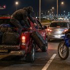 Los sospechosos eran tan astutos que se trepaban a la camioneta en movimiento para robar el equipaje.