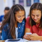 El uso de celulares dentro del aula sigue regulado en Ecuador.