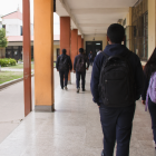 Imagen referencial generada con IA que recrea un entorno educativo tras la alerta en Tena.