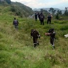 Los investigadores buscan evidencias en la escena del crimen.