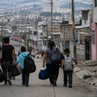 Familias dejan sus barrios por la violencia criminal: una recreación mediante IA.