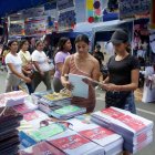 Micaela Villacís (de naranja) también oferta sus productos a través de TikTok en una cuenta llamada ‘Dolarazo escolar’.