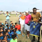 Jordy Caicedo cuando visitó al profesor Luis Medina y su escuela en Durán.