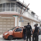 Agentes policiales inspeccionaron el vehículo y también retiraron el cadáver de la zona.