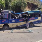 Bus destruido tras la explosión en la vía Panamericana, en Cajibío.