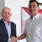 Noboa y Uribe aparecen juntos en una imagen que desató polémica regional.