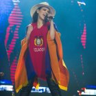 El poncho fue regalo de Jonathan Parra, bajo pedido a los artesanos del mercado de Guayaquil.