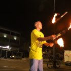 Félix trabaja durante el cambio de luz para ganarse el día.