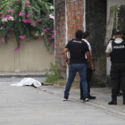 Agentes policiales acudieron al sitio del suceso para recabar información y retirar el cuerpo.