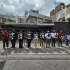 El 21 de abril, miembros de Unidad Popular realizaron un plantón afuera del CNE.