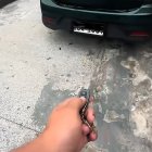 El dispositivo permite ocultar la placa del vehículo con un control remoto.