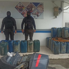 El motor fuera de borda y las mangueras forman parte de los indicios levantados en la intervención.