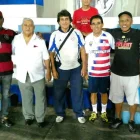 Carlos Kaiser primero con camiseta rayada negra con blanco, junto a varios excracks del Emelec.