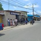 Agentes policiales y ciudadanos permanecen en los exteriores de la iglesia evangélica, tras el asesinato de Henry Paúl Chila Mera.