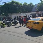 Ciudadanos y policías se concentran en la calle Libertad B, sector San Rafael, tras el asesinato de Ángel David Cuero Ayoví.