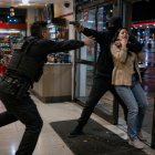 El sujeto trató de tomar como rehén a una mujer, dentro de la gasolinera.