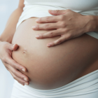 Mujeres embarazadas y con bebés están exoneradas de ir a votar, según el CNE.