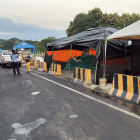 Zona de locales de comida afectada tras el impacto de un camión fuera de control.