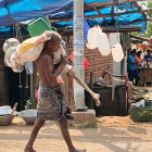 El hombre acudió al banco con el cadáver de su hermana.