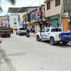 Patrulleros de la Policía Nacional resguardan el sector comercial de Codesa, en Esmeraldas, tras el asesinato a tiros de Jefferson Quiñónez Zambrano ocurrido este martes al mediodía.
